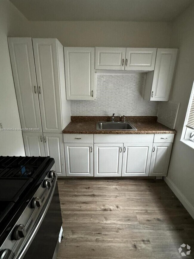 Building Photo - 541 SW 7th St Unit 4 Rental