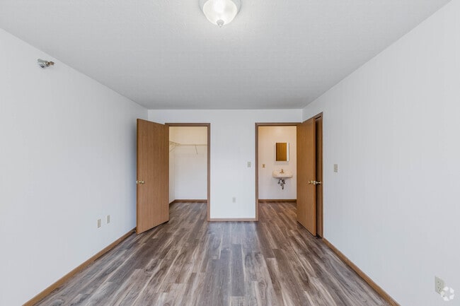 2BR, 1BA - 757SF