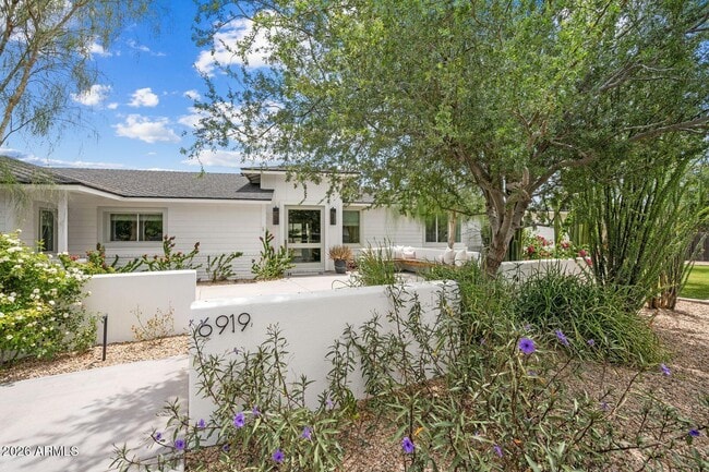 Building Photo - 6919 E Vista Dr