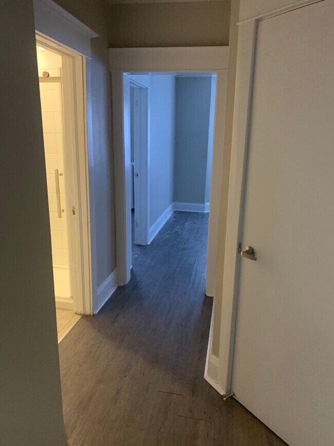 Photo - 1475 King St W