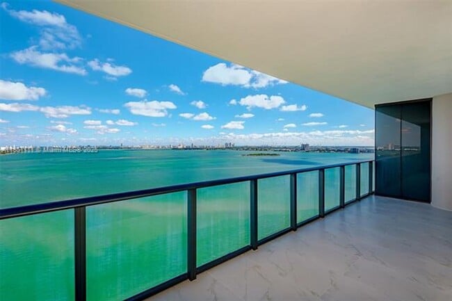 Building Photo - 3131 NE 7th Ave Unit 3131 NE 7th Ave  2104 Rental