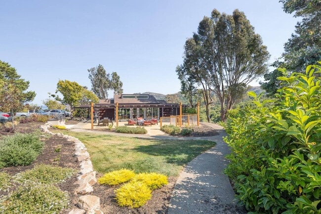 Quality Landscaping | Summit at Sausalito | Luxury Apartments at Sausalito
