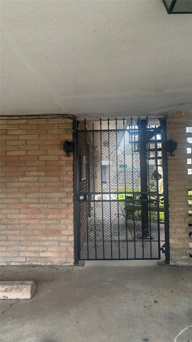 Building Photo - 4624 Bell St Unit 2