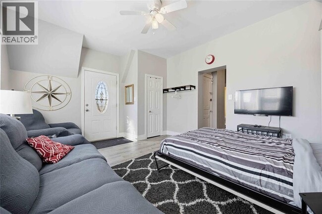 Photo - 263 Vidal St N