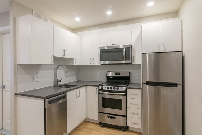 Building Photo - 25 Av des Pins O Unit 433