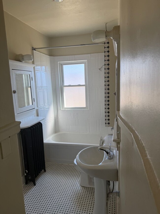 Photo - 815 E Locust St Unit 813 E Locust St (Front Upper)