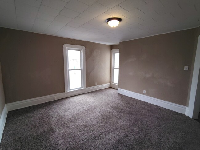 Building Photo - 925 W 5th St Unit 3