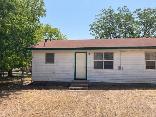 Building Photo - 2134 Circle Dr