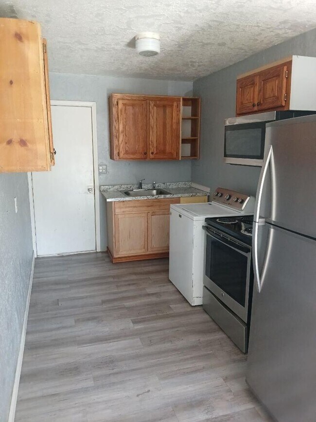 Photo - 1417 NW Taft Ave Unit 1- Middle
