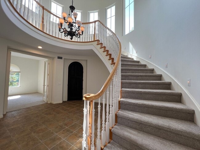 Photo - Luxury En Suite Living & Panoramic Views