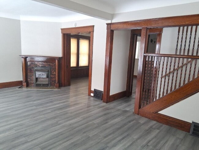 Photo - 1337 E 84th St