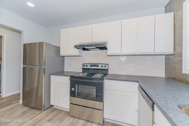 126 Rockefeller Rd Unit 126