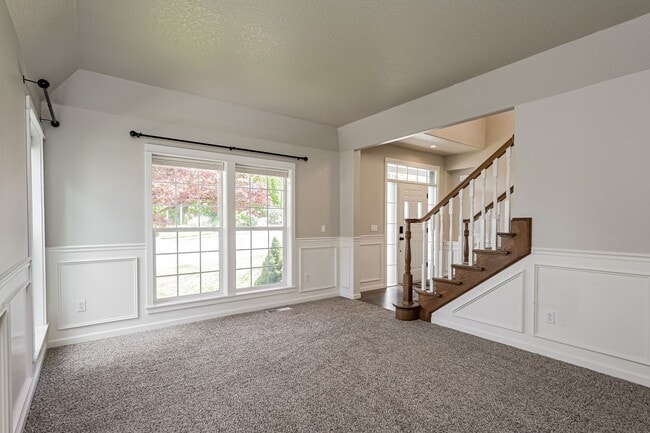 Photo - 3 Bed 2.5 Bth Upper Floor Unit + A/C + Fireplace + Large Deck