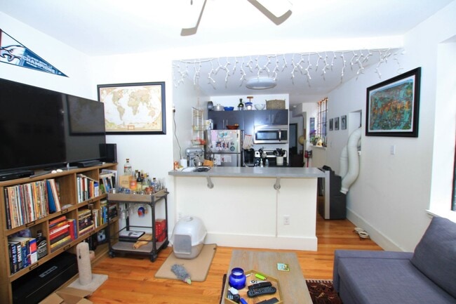 Building Photo - Newly renovated one bedroom Unit 3