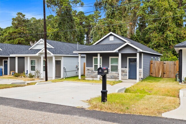 Photo - 16894 Balmoral St