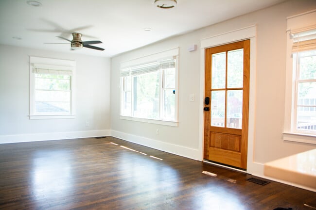 Building Photo - 3056 Cloverhurst Dr Unit Main Home