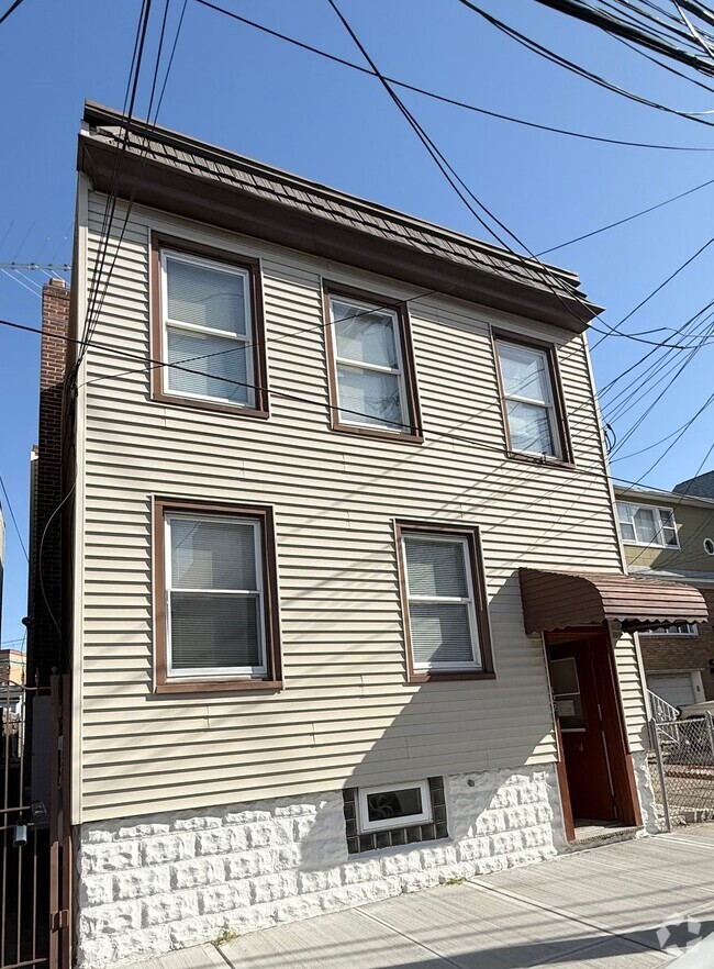 Building Photo - 122 Cross St Rental