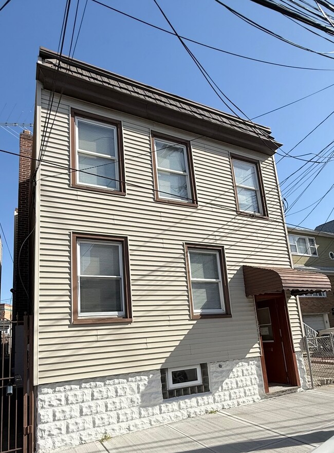 Photo - 122 Cross St House