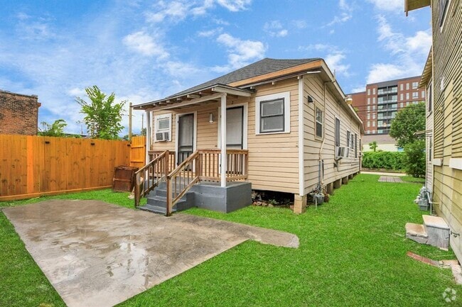 Building Photo - 114 N St Charles St Unit 2 Rental