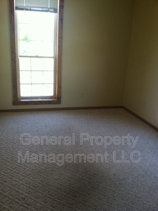 Photo - 4 bedroom in proximity to UWEC and downtow...