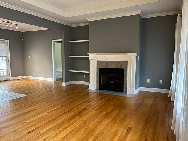 Photo - 2 Larchmont Ln