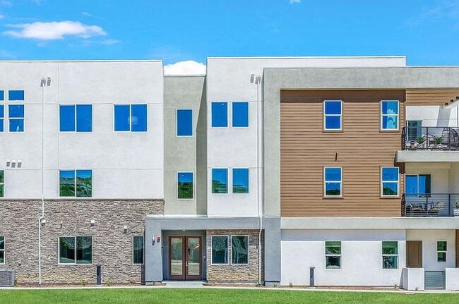 Building Photo - "Chic 1-Bedroom Retreat with Spacious Living in Valencia – 915 Sq Ft of Comfort!" Unit #202