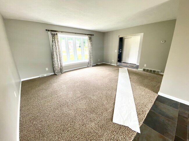 Photo - 2047 Zircon St NE