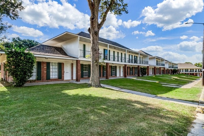 Building Photo - Beautiful and Spacious! Freshly Renovated... Unit 46