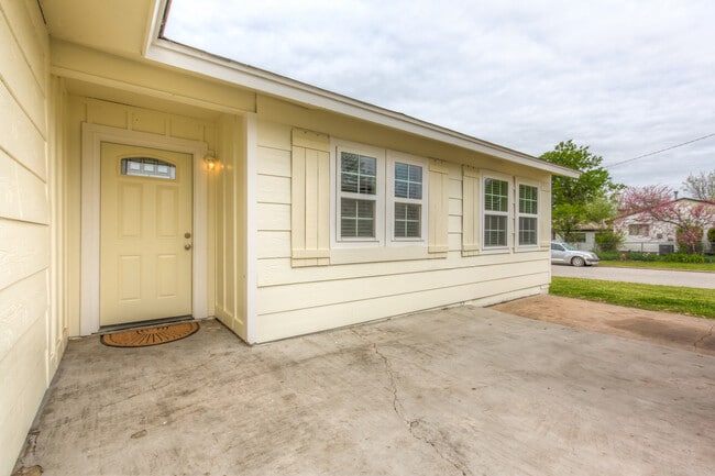 Photo - 404 S 200th E Ave