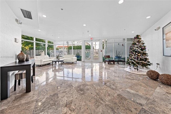 Photo - 2000 Bay Dr Unidad 204