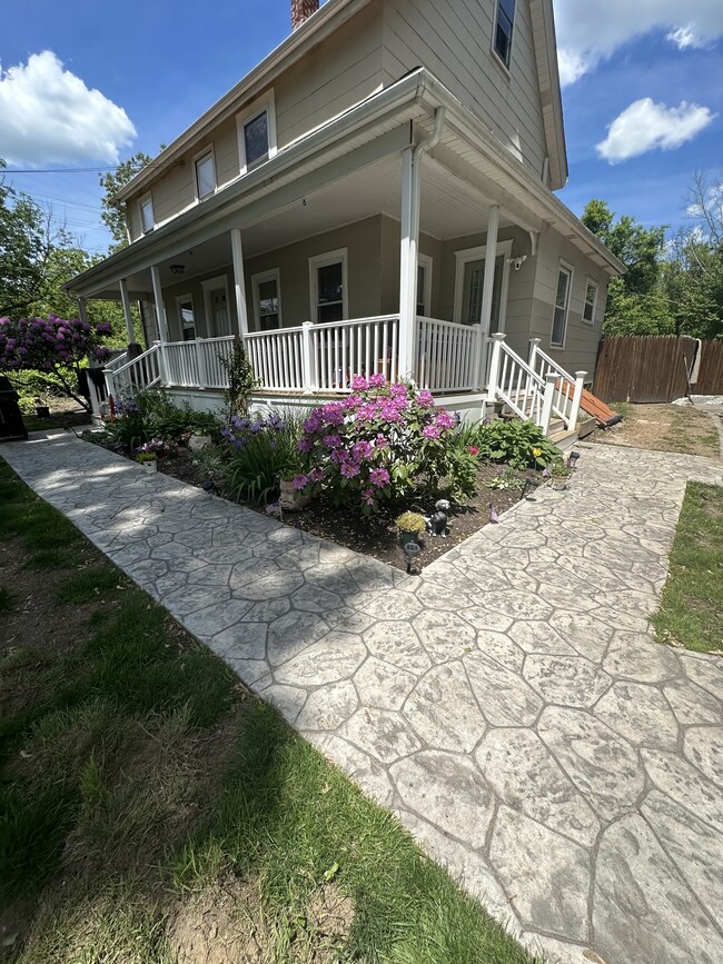 Building Photo - 567 Thacher St Unit 567 Thacher street 1