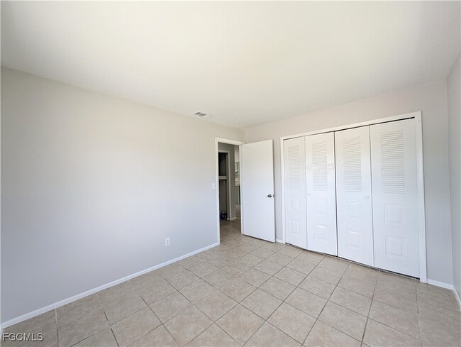 Building Photo - 427 NE Pine Island Ln