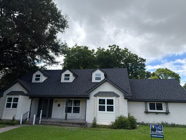Photo - 550 Glen Oaks Blvd