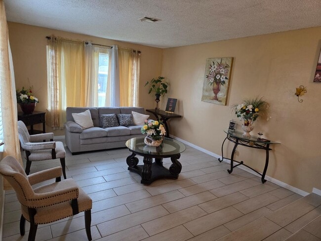 Photo - 2217 Colonial Ct