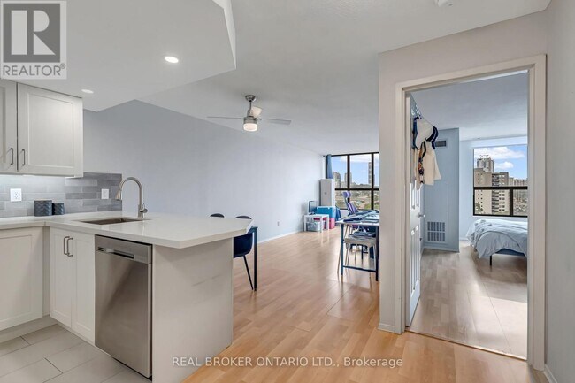 Photo - 25 Agnes St Unit 903