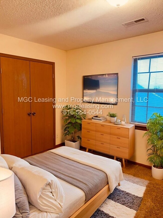 Photo - Spacious Lee's Summit Townhome- Sign a 15-...