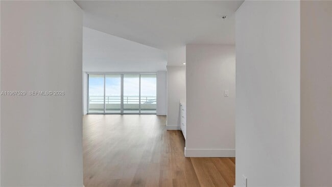 Photo - 555 NE 34th St Unidad 301