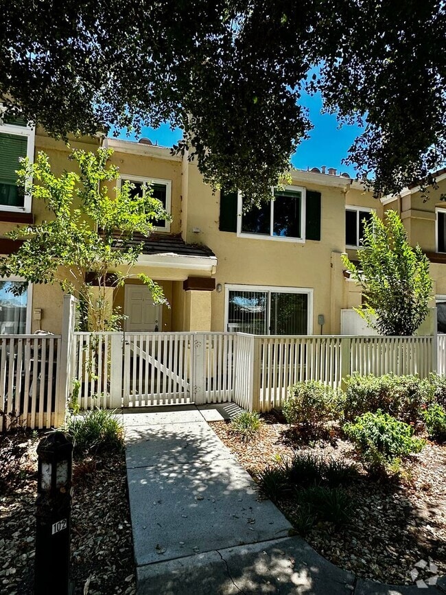 Building Photo - Townhouse Located in Santa Teresa with New...