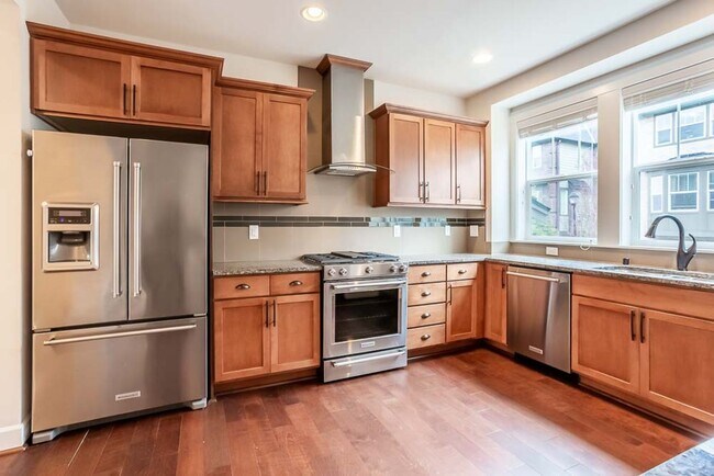 Welcome to the Brownstones at Issaquah Highlands Available August 1st