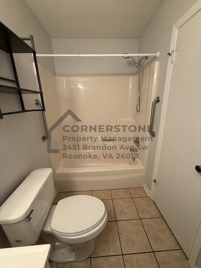 Photo - 713 Lakeview Cir