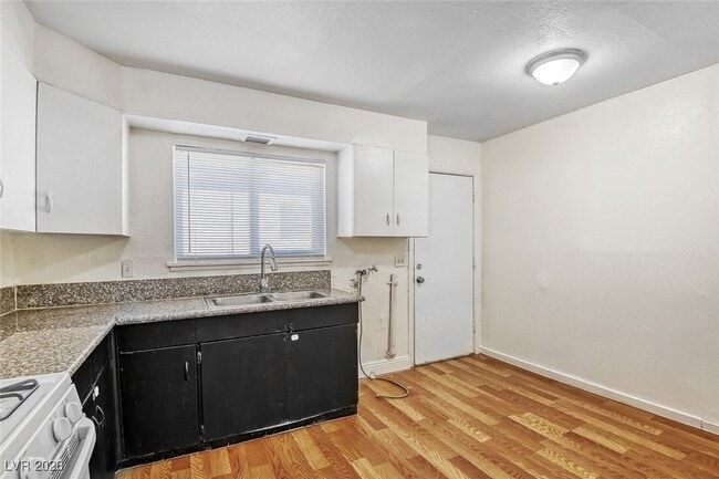 Photo - 214 George Pl