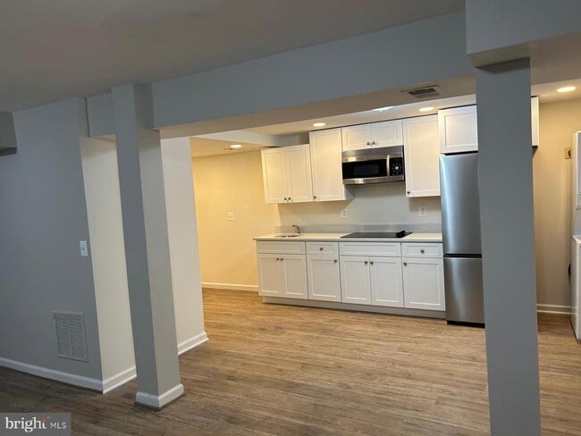 Building Photo - 125 Oakview Dr SE