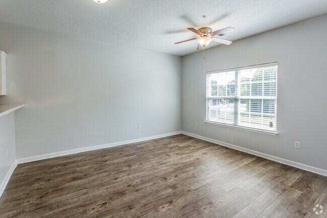 1BR, 1BA - 869SF - Living Room
