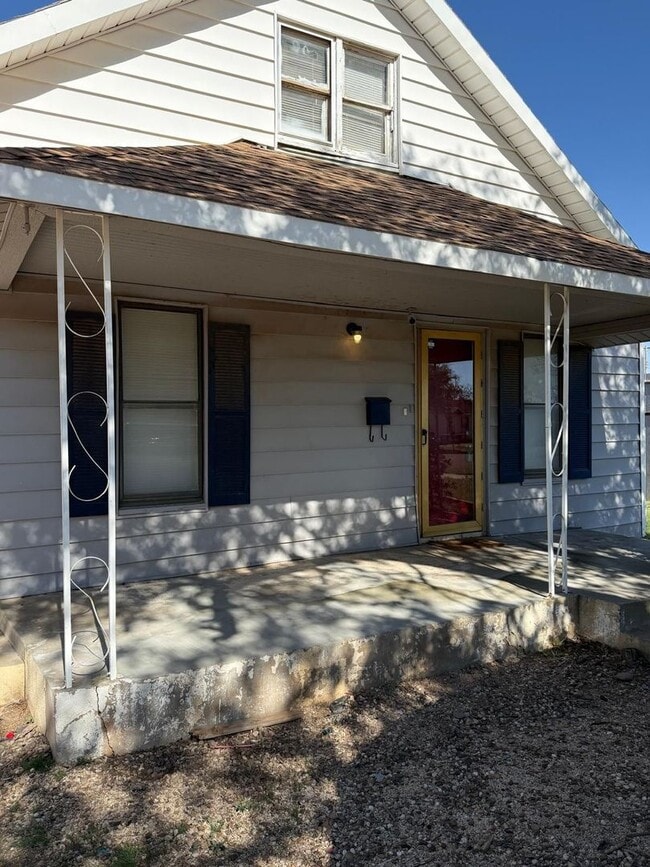 Building Photo - $0 First Month's Rent / $0 Deposit at Move-in