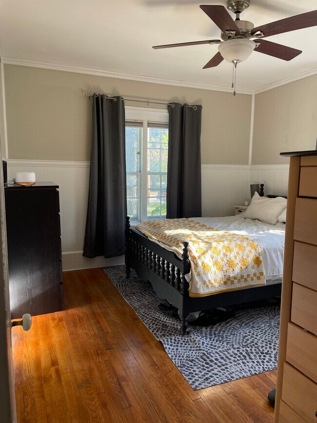 Photo - 431 LYON St NE