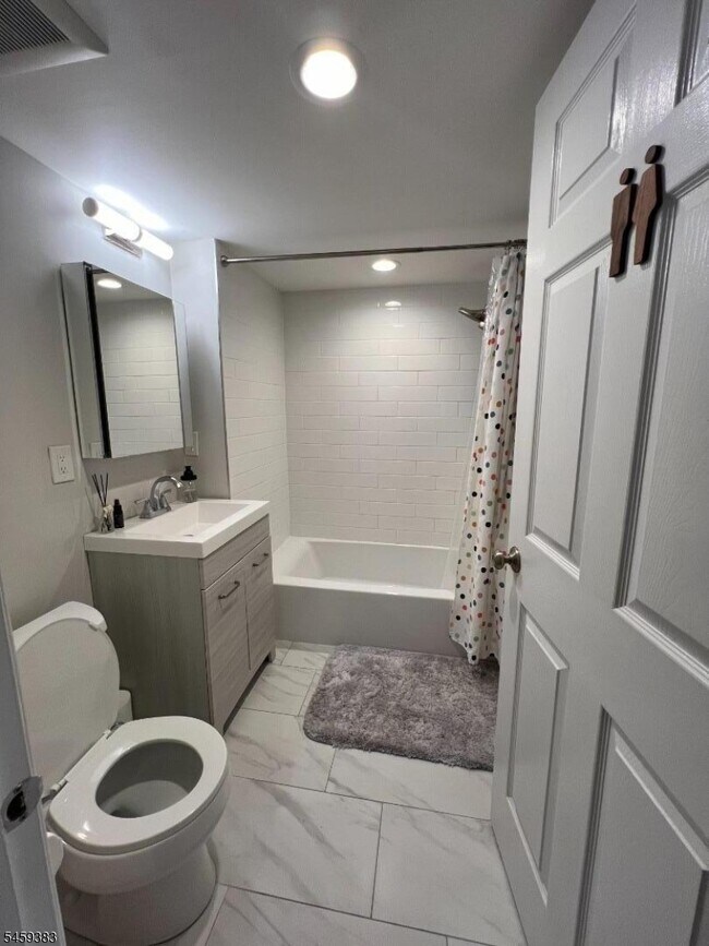 Photo - 193 Riveredge Dr
