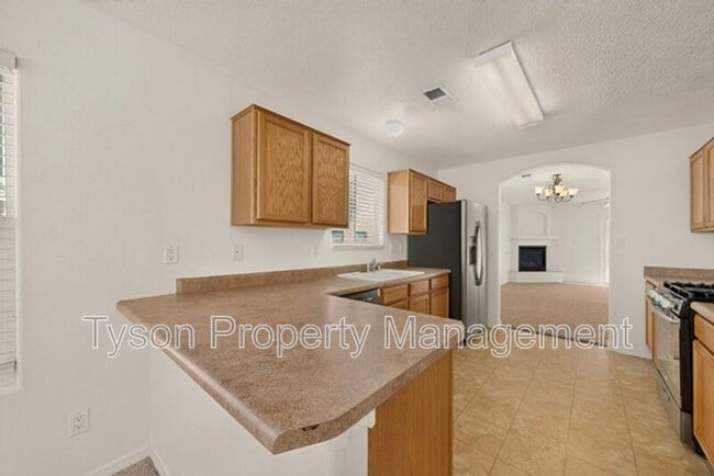 1812 Black Gold St SE