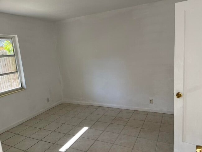 Photo - 115 E Lantana Rd