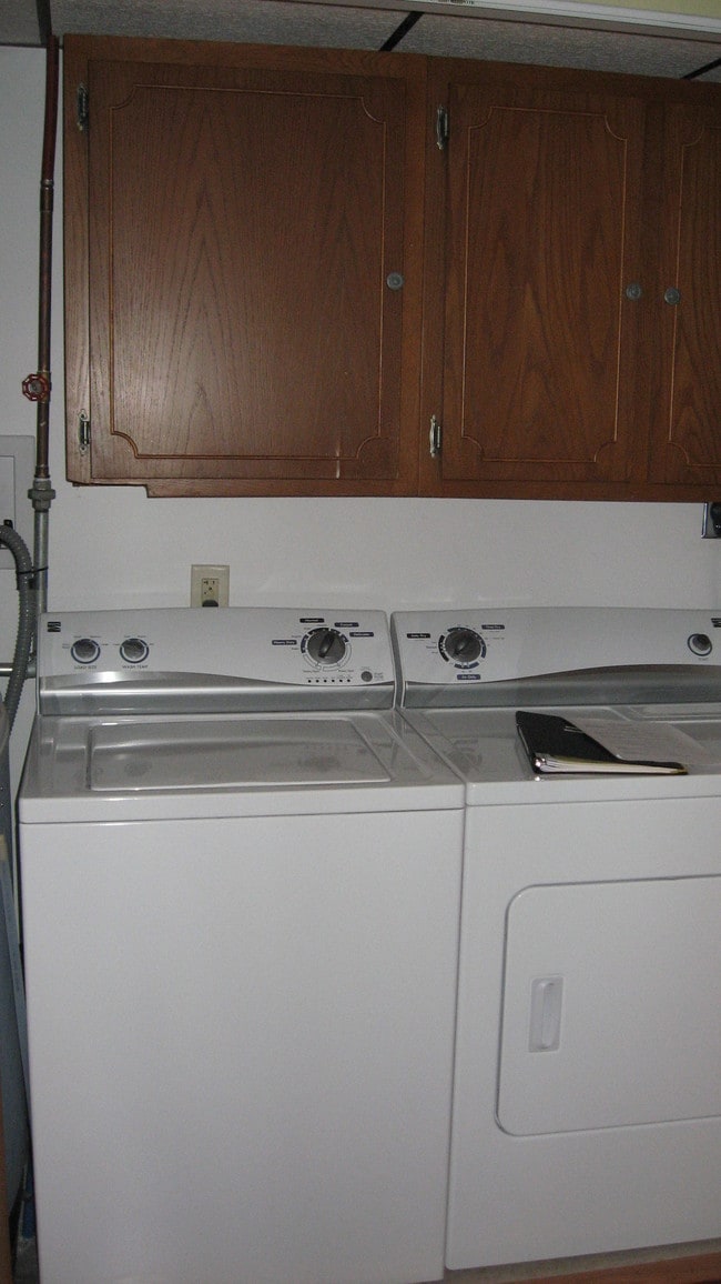 Lower laundry - 419 N Davis Ave Unit 2