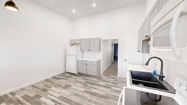 Photo - 105-107 W Oak St Unit 107 (Upper)